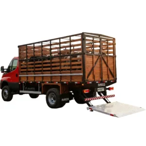 Caminhão Iveco 3/4 equipado com Carroceria Boiadeira e Plataforma Eletrônica Elevatória